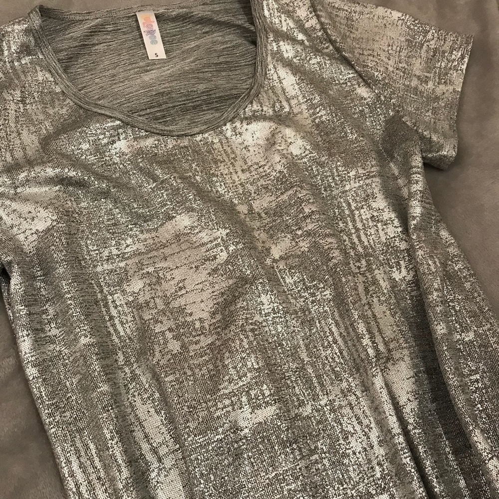 LuLaRoe Vintage Elegant Classic Tee 💖✨ - Picture 2 of 4
